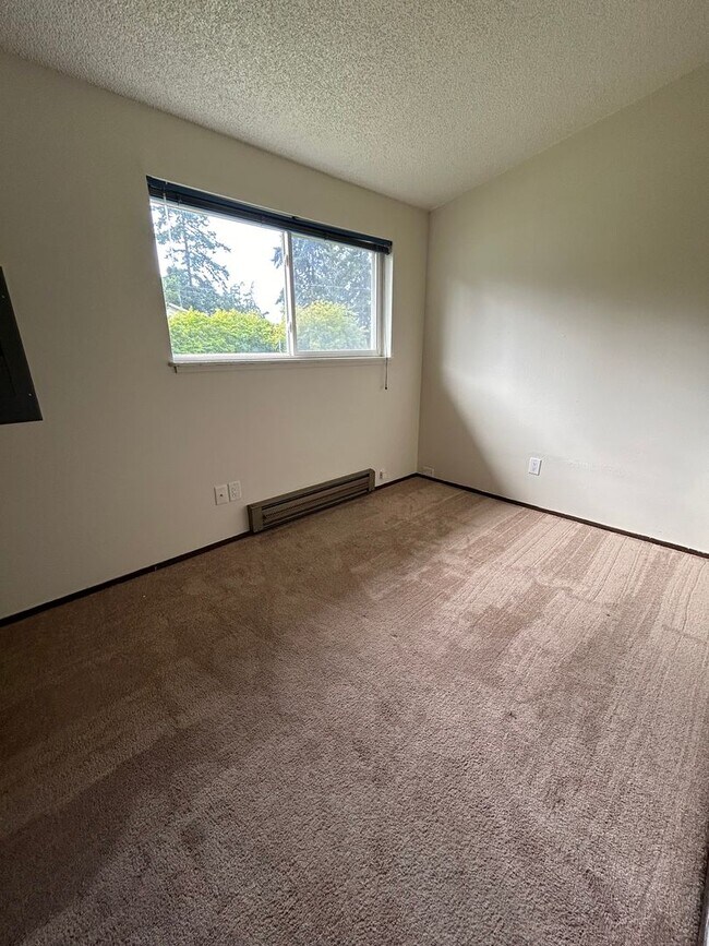 Building Photo - Small Dog Friendly Rambler, 3 Bed/1 Bath, ...