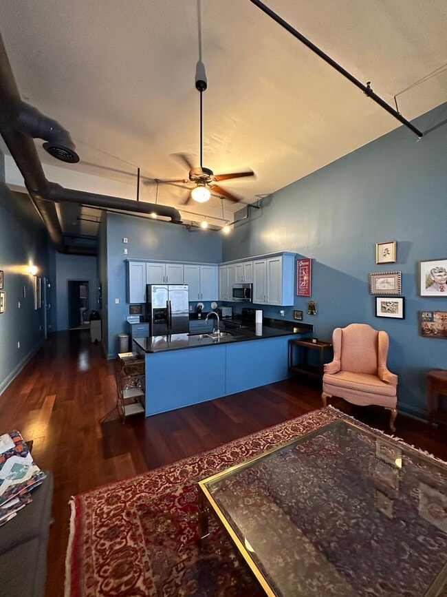 Building Photo - ***With or Without Furnishings- 1 BR/ 1.5 ...