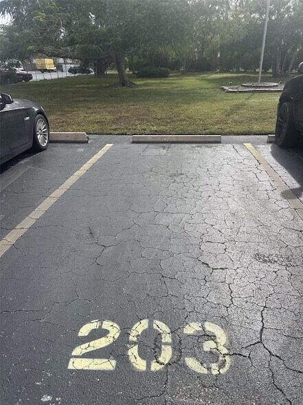 Foto del edificio - 4037 Lake Bayshore Dr