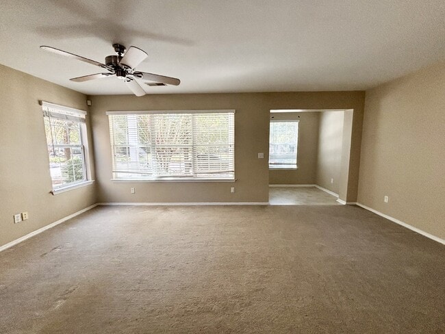 Building Photo - Three Bedroom Townhome Located in Mill Creek