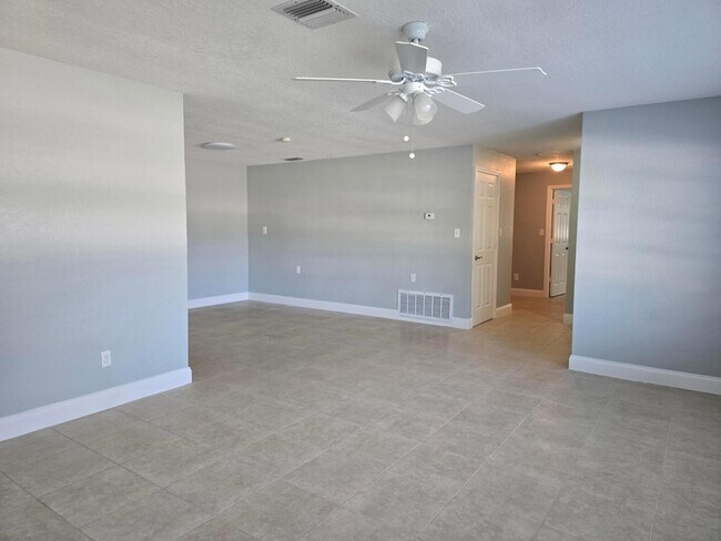 Foto del edificio - 580 Wendell Rd