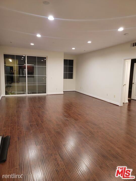 Building Photo - 2 br, 2 bath Condo - 601 N Serrano Ave Ste...
