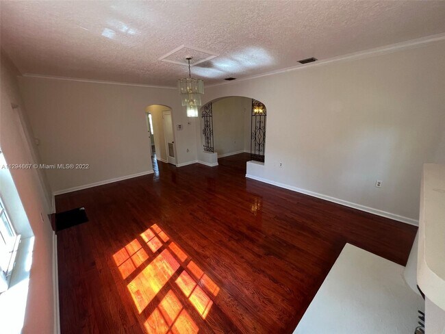 Building Photo - 695 NE 81st St