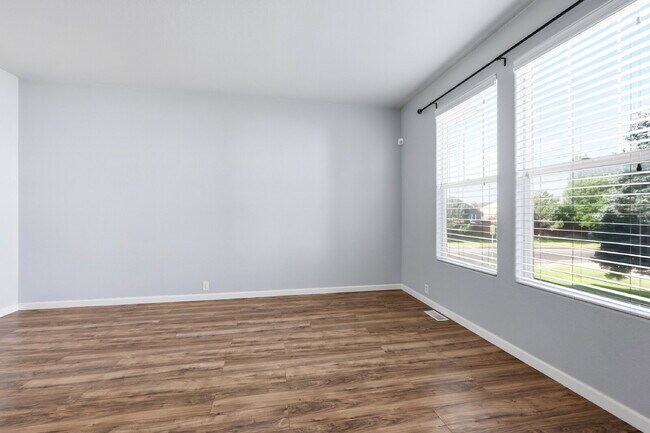 Foto del edificio - $1,945.95 - 2 Bed, 2.5 Bath Townhome in Colorado Springs with Attached Garage!