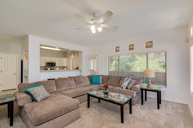 Foto del edificio - 1351 N Pleasant Dr