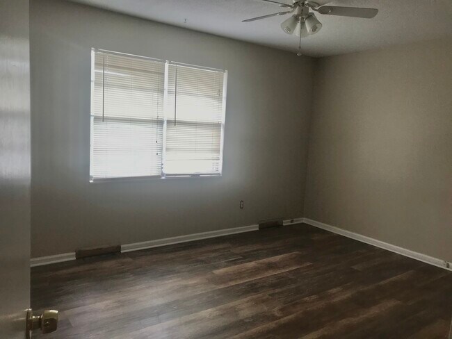 Foto del edificio - 8732 W 70th St