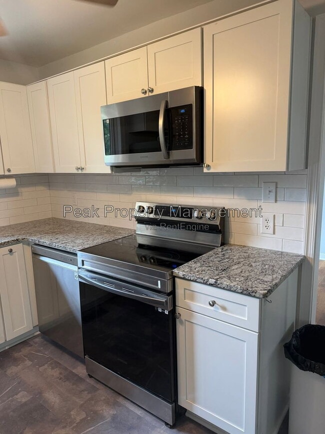 Building Photo - 2119 Woodmont Dr