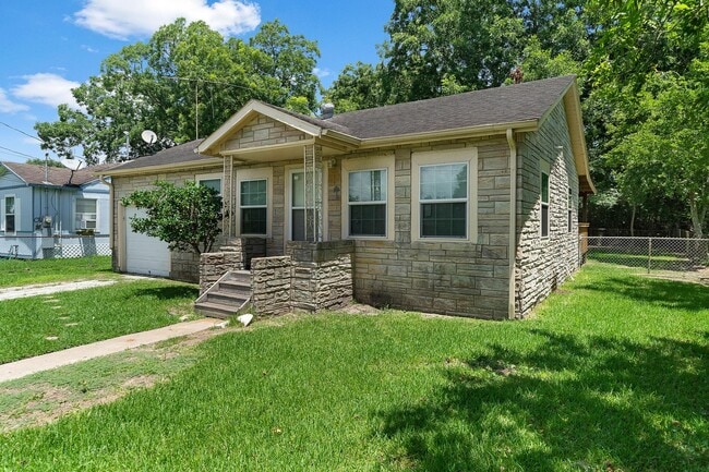 Foto del edificio - Lovely Brick 3 Bed/1 Bath Home w/ Large Covered Deck Back Porch w/ Fully-Fenced Yard