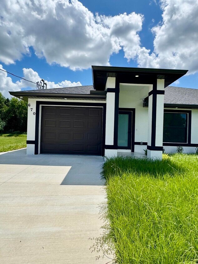 Foto principal - 670 Chemstrand St E