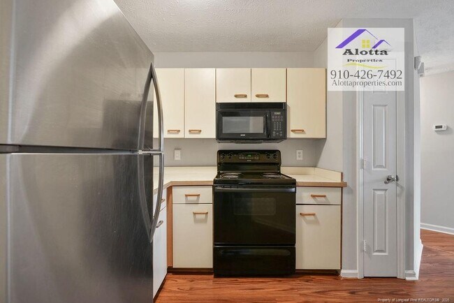 Foto del edificio - 6804 Willowbrook Dr