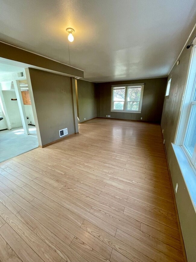 Building Photo - 3 Bedroom 2 Bathroom Home in Fantastic Location