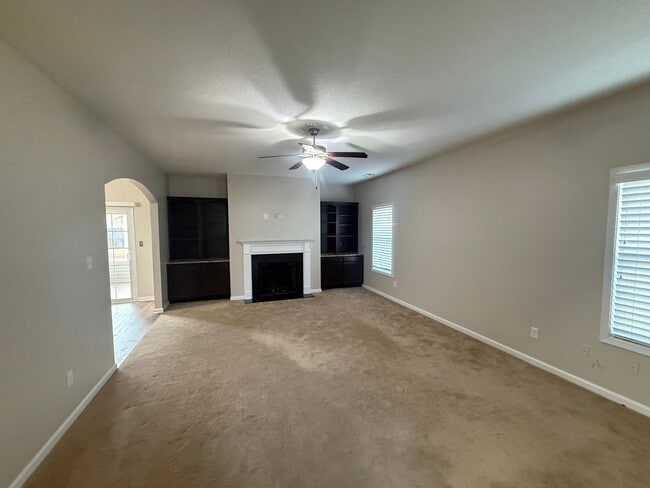 Building Photo - 5 bedroom, 4 bath House