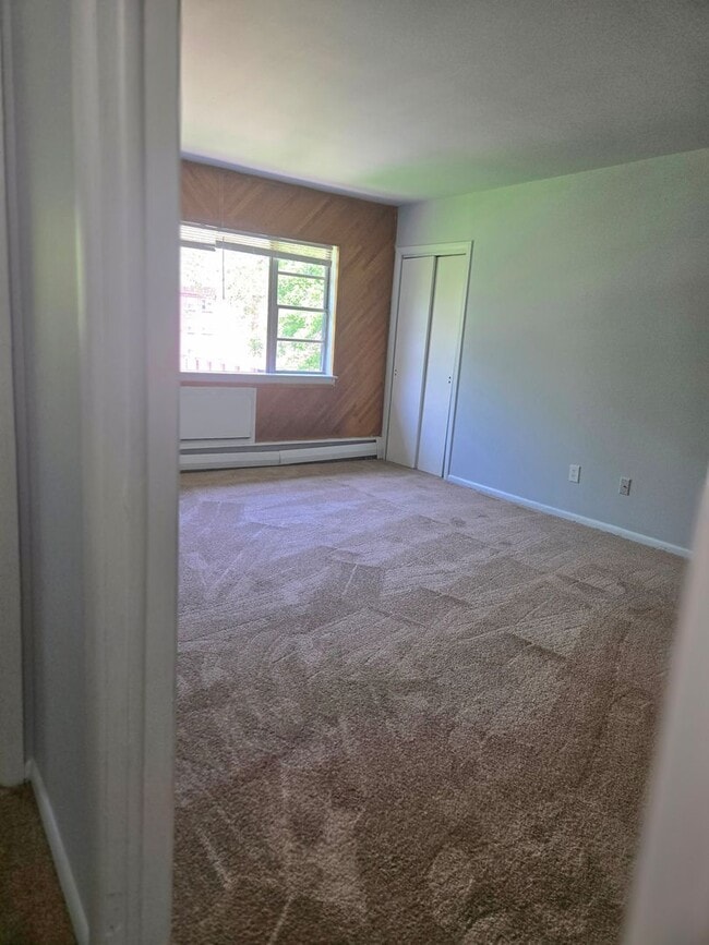 Building Photo - 2 bedrooms, 1 bathroom