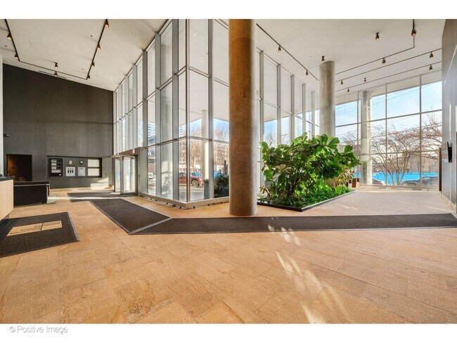 Building Photo - 860 W Blackhawk St