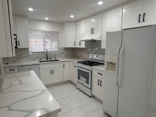 Foto del edificio - Fresh and Clean 3 Bedroom 2 Bath Home in E...