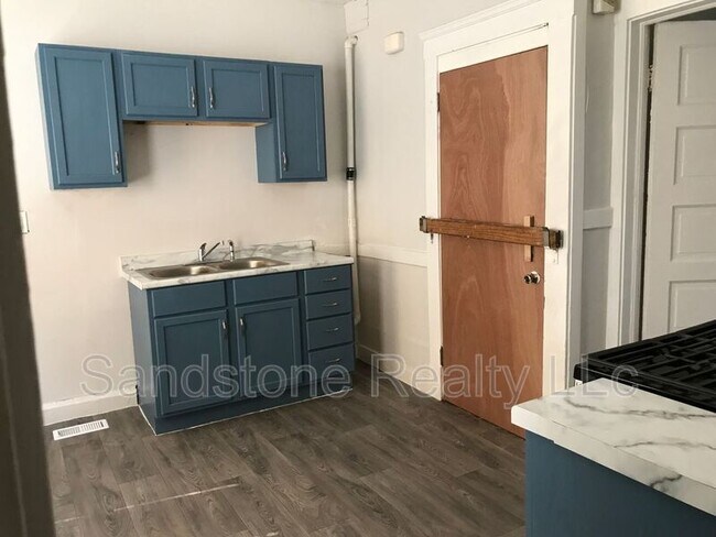 Foto del edificio - 3831 Carlyle Ave