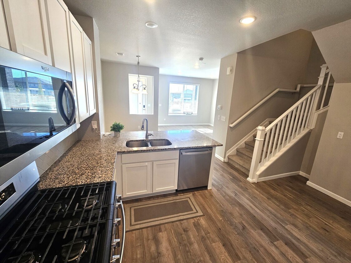 One-Month Free!! Modern Townhouse with Breathtaking Views – Prime Location! - Modern Townhouse with Breathtaking Views –...