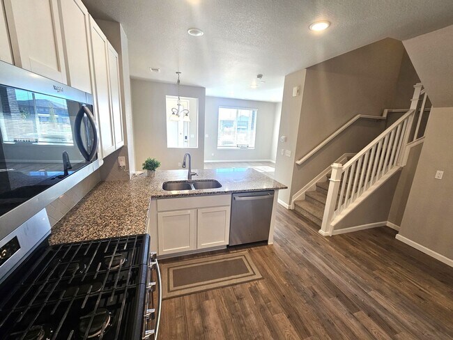 Building Photo - One-Month Free!!  Modern Townhouse with Breathtaking Views – Prime Location!