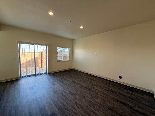 Building Photo - Large Brand New 2 Bedroom Apartment with Patio