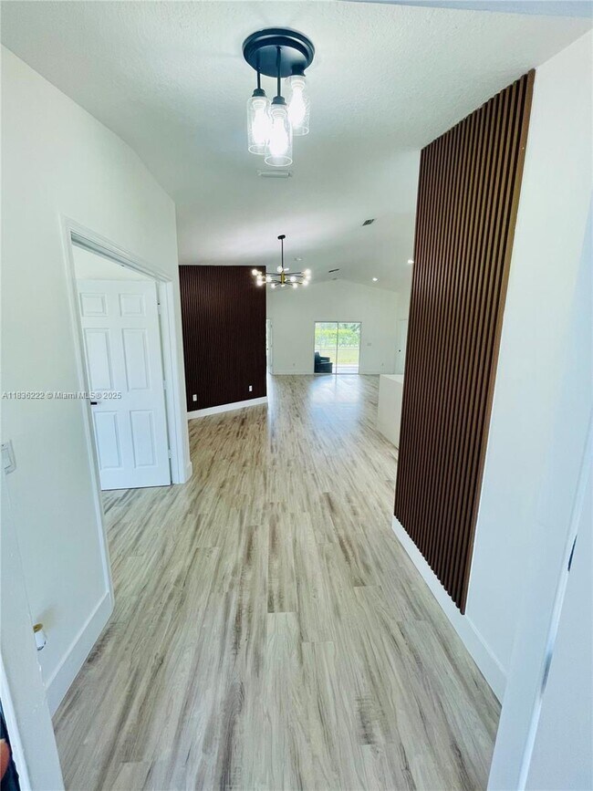 Building Photo - 272 SW Oakridge Dr