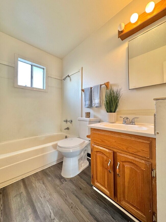 Foto del edificio - 2 bed 1.5 bath, 2-story Townhome!!!