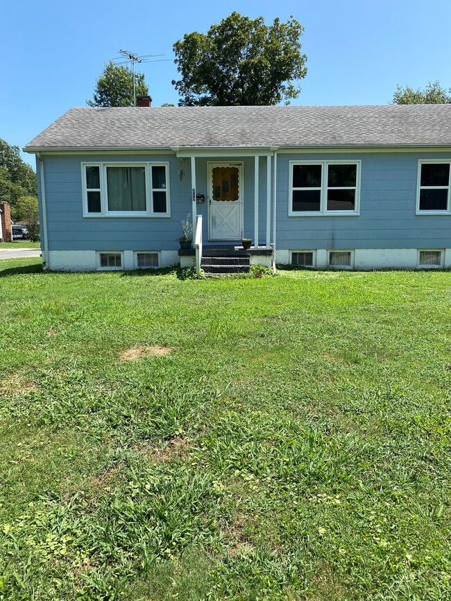 Building Photo - 212 N Edison St