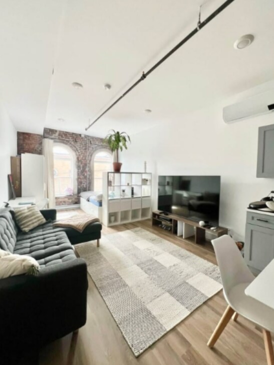 Photo du bâtiment - Renovated Studio Apartment - Available May 1st!