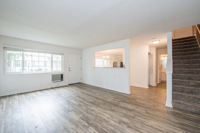 Building Photo - COMMUTER'S DREAM! 3BR/2.5BA Located In The...