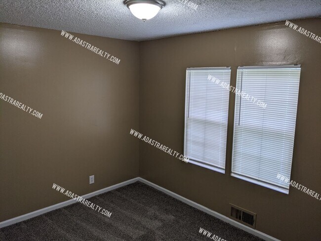 Foto del edificio - Updated South KCMO Home-Available NOW!!