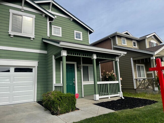 Foto del edificio - Beautiful 4 Bedroom 3 Bathroom with a pool