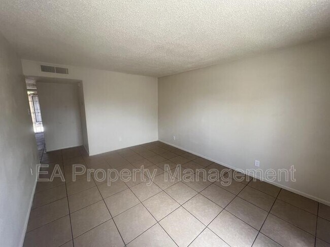 Foto del edificio - 545 Palomas Dr SE