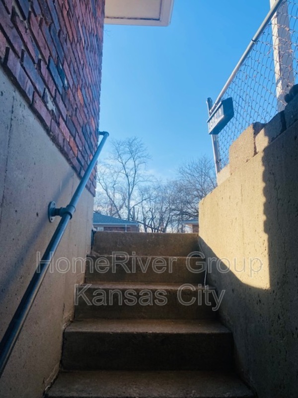 Building Photo - 2328 S Grand Ave