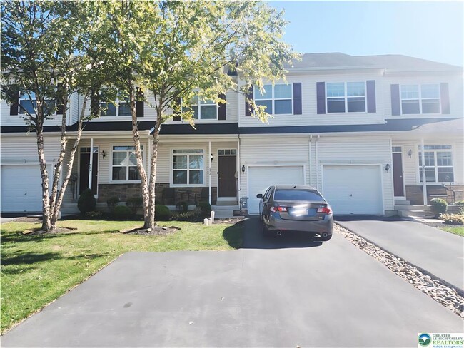 Building Photo - 972 King Way