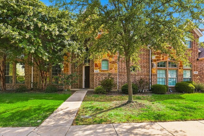 Foto del edificio - 2-story townhouse, featuring 3 beds, 2 full baths and 1 half bath.