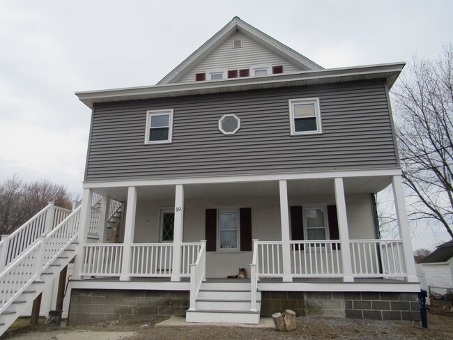 Building Photo - Dracut Beautiful 5 Bedroom Apartment Ready for Occupancy!!