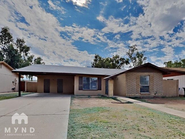 Building Photo - 7555 W Devonshire Ave