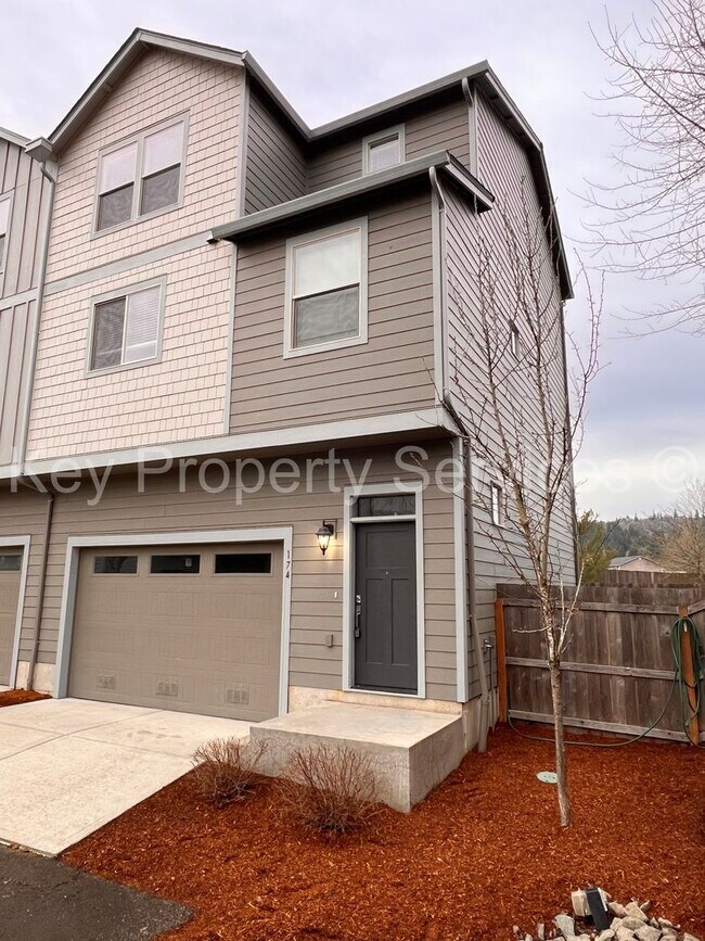 Foto del edificio - Woodland Townhome with Huge Tandem Garage