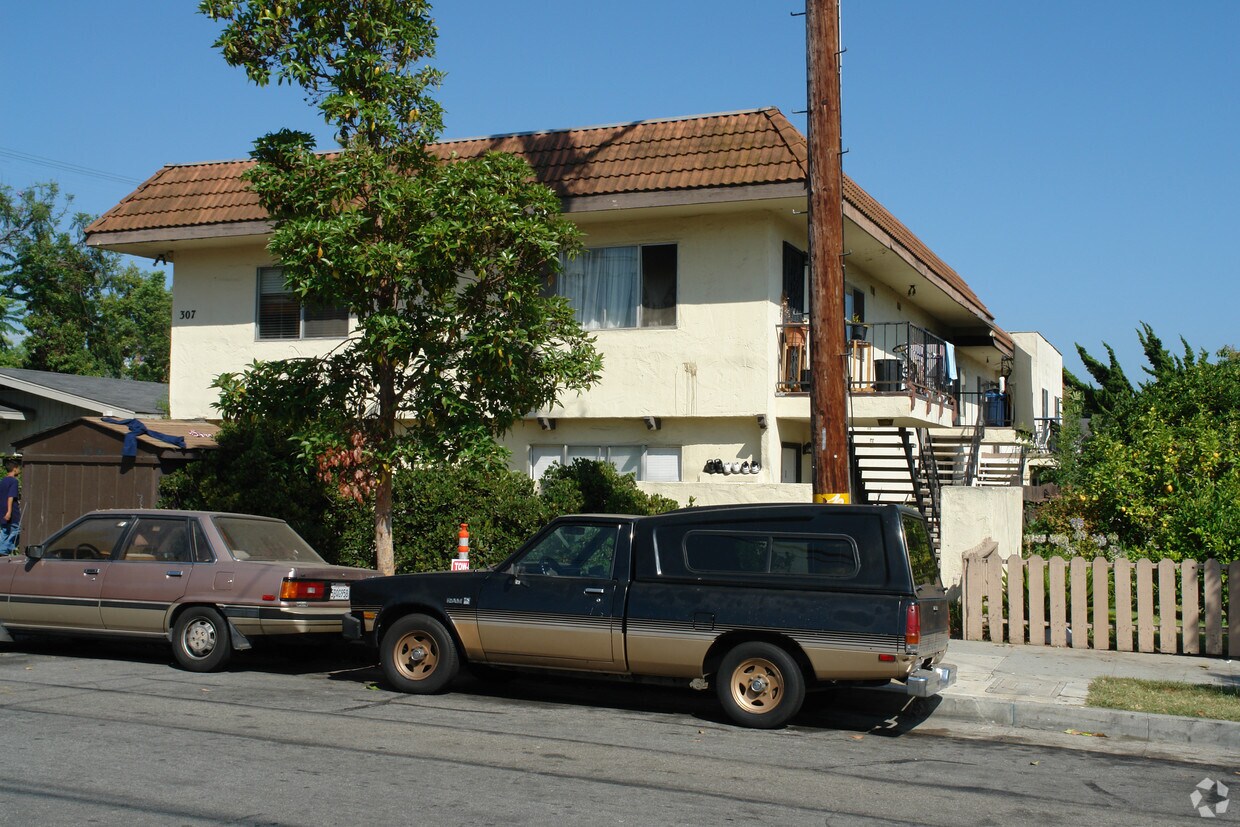 Building Photo - 307 W Pedregosa St