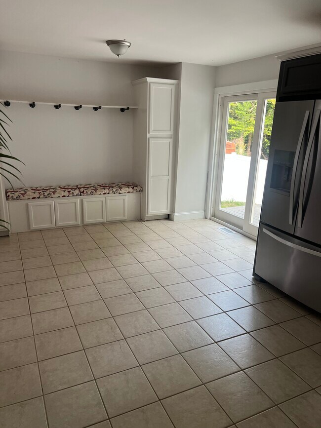 Zona de estar y comedor en la cocina - 355 Capetowne Rd