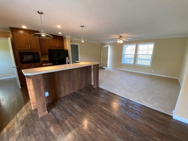 Building Photo - SUBLEASE through May 2026 3 Bedroom 2 Bath-Beautiful Views