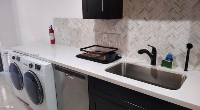 Building Photo - 3 br, 2.5 bath House - 605 NW 210th St # 1...