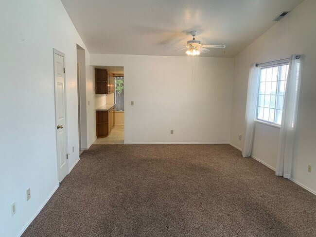 Building Photo - Downtown location. Quiet townhome! Six mon...