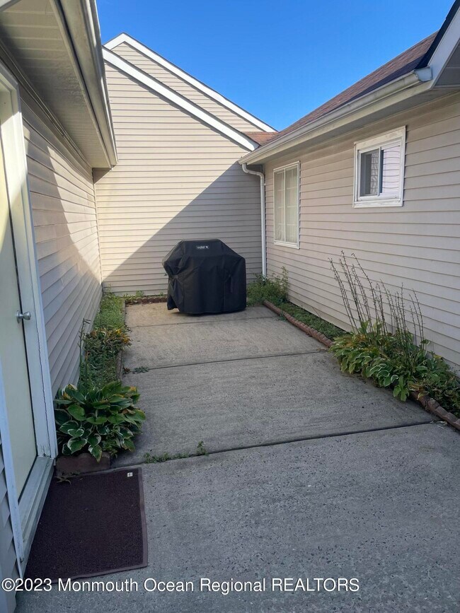 Building Photo - 632C Madison Dr