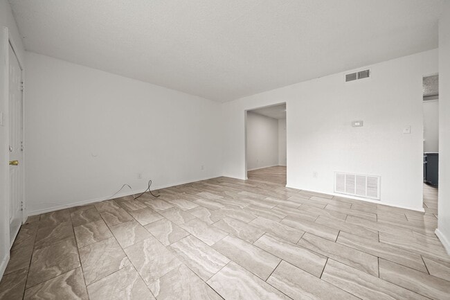 Building Photo - 919-919 S Elm St