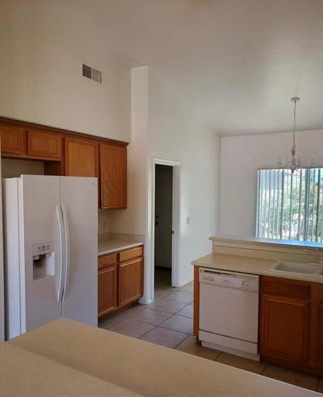 Building Photo - 3 Bed 2 Bath Available Now!! Contact Prope...
