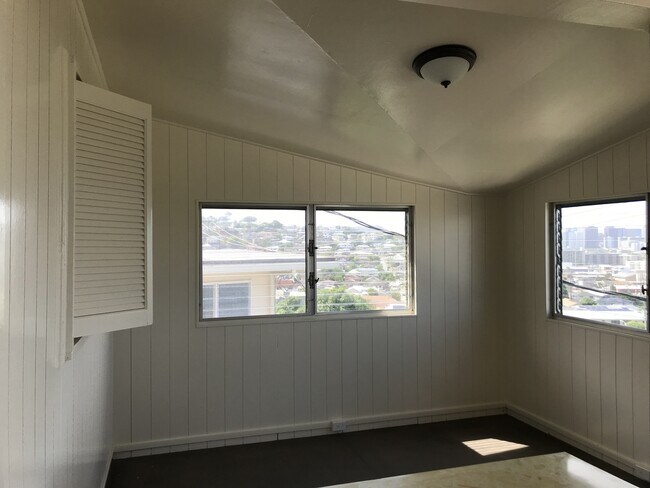 Building Photo - Spacious upstairs unit in duplex, 3 bedroo...