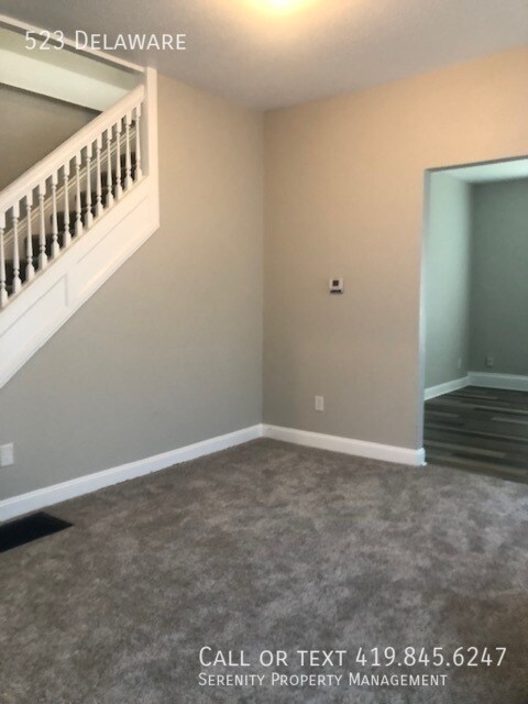 Building Photo - Three Bedroom Townhome With Basement Avail...