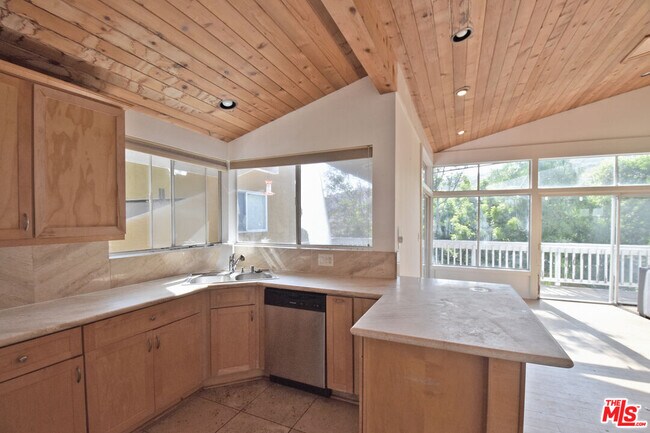 Foto del edificio - 2885 Searidge St