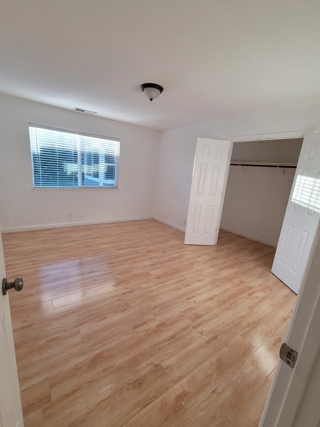 Master bedroom with lots of light - 47 Santa Rosa Ave