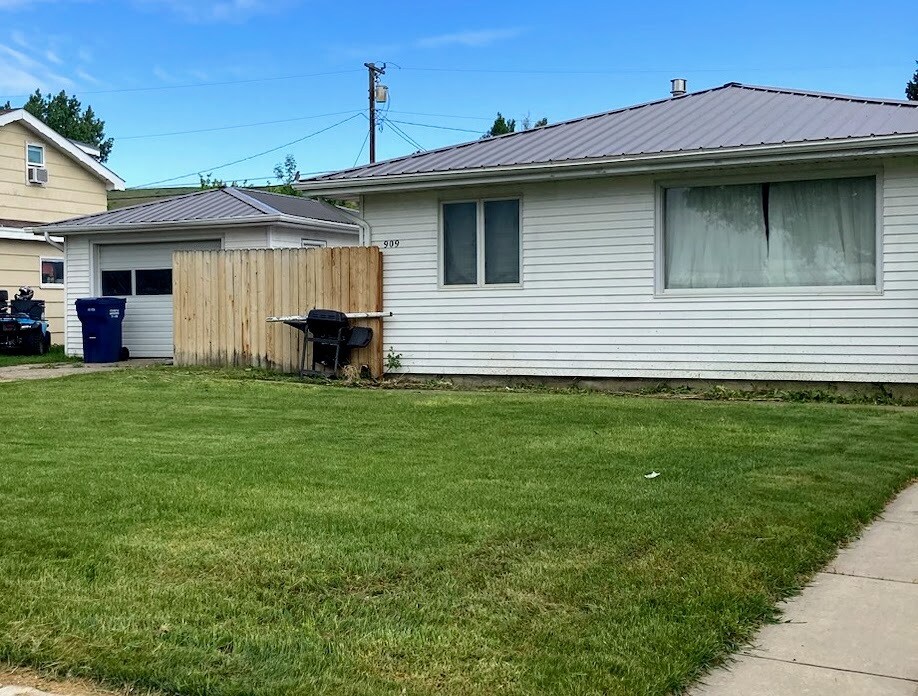 Foto principal - 909 Ave A NW
